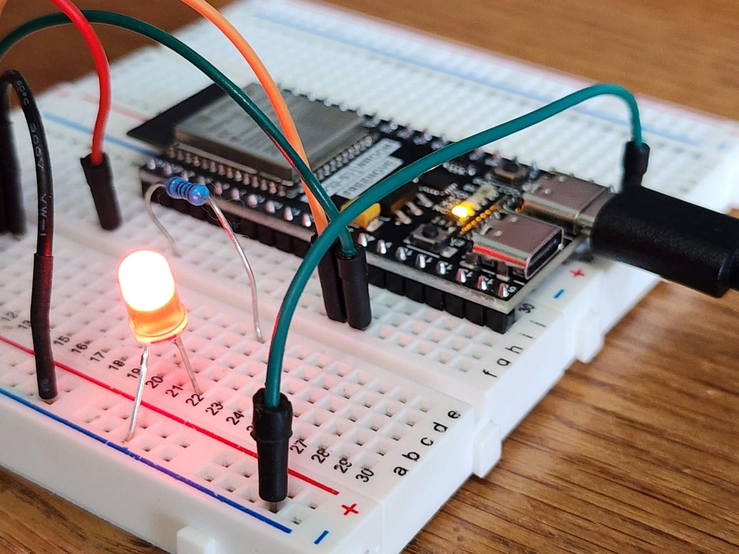 breadboard z diodą i mikroprocesorem